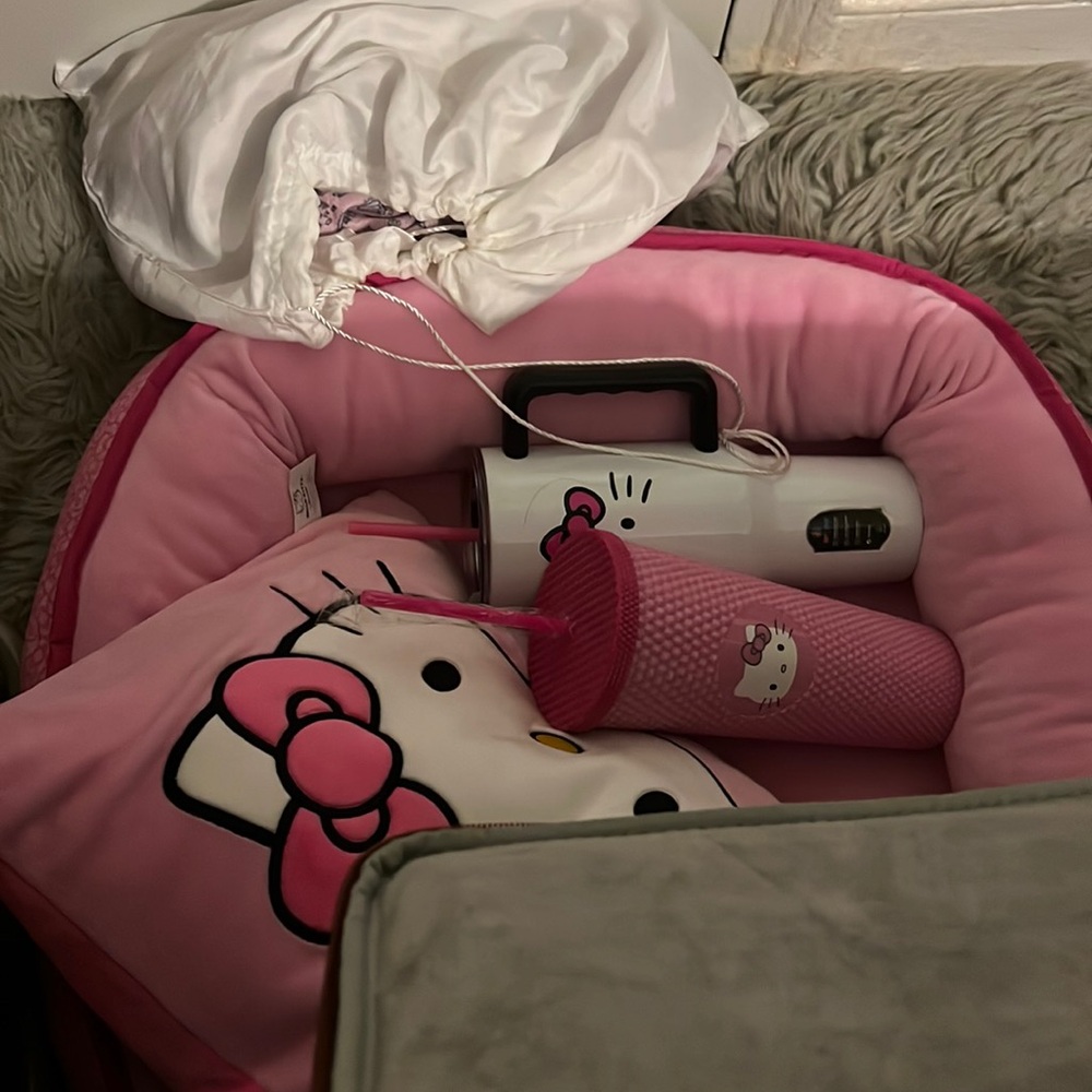 Hello kitty per bed with tumblrs
